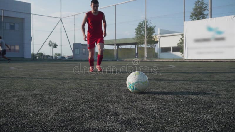 Foto de Vista De Ângulo Baixo De Um Jovem De Pé Com A Bola De