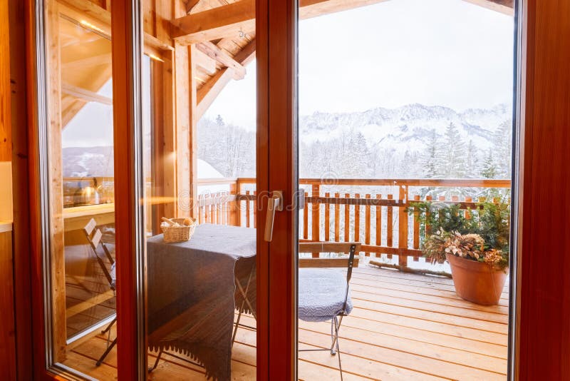 Vista de Balcony da sala de estar inverno Montanhas dos Alpes Austríacos fotografia de stock Vista de Balcony da sala de estar inverno Montanhas dos Alpes Austríacos fotografia de stock