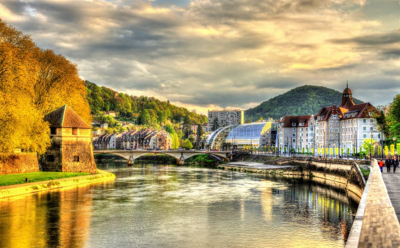 Vista de Besancon sobre o rio de Doubs imagem de stock Vista de Besancon sobre o rio de Doubs imagem de stock