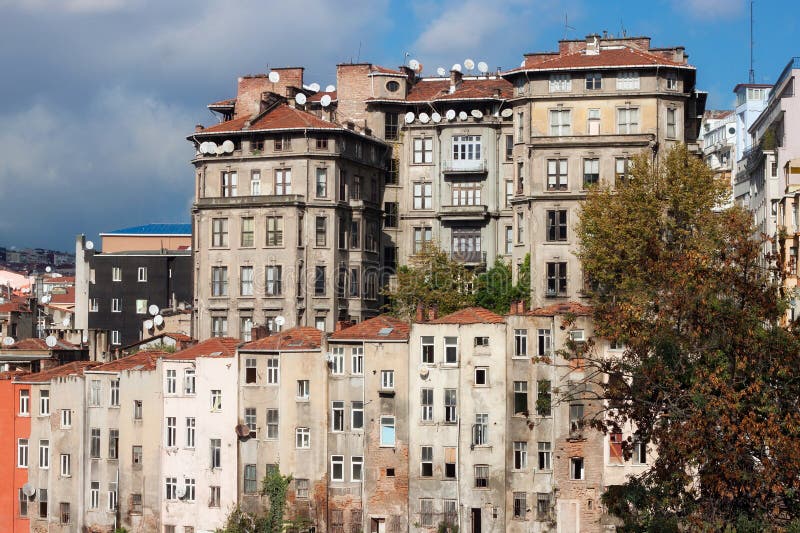 Vista de casas viejas y de tejados tejados de Estambul en el distrito de Beyoglu imágenes de archivo libres de regalías Vista de casas viejas y de tejados tejados de Estambul en el distrito de Beyoglu imágenes de archivo libres de regalías