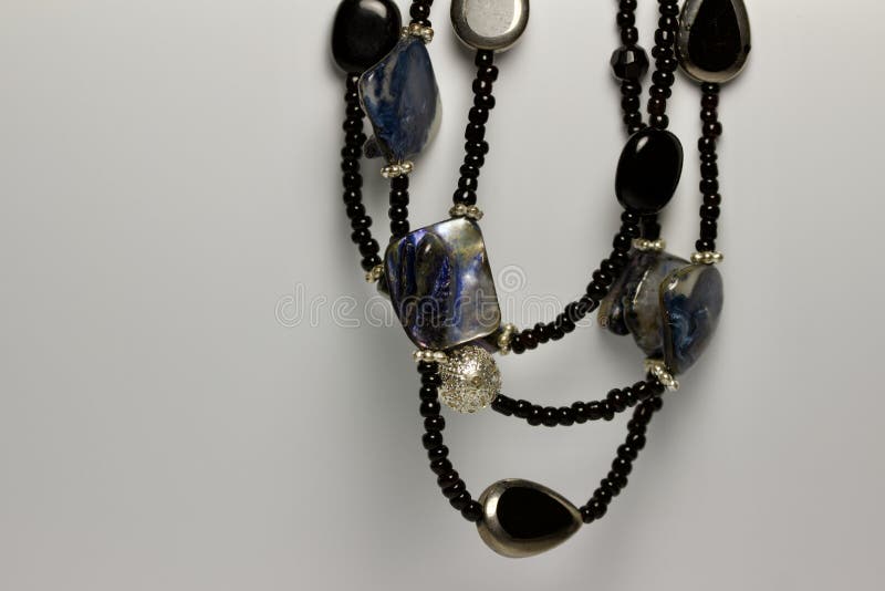micro Desprecio Disciplinario Vista De Cerca De Un Bonito Collar De Joyas Con Collares Negros Y De Varios Hilos Sobre Un Fondo Blanco Foto de archivo - Imagen de regalo, fondo: 164601146 micro Desprecio Disciplinario Vista De Cerca De Un Bonito Collar De Joyas Con Collares Negros Y De Varios Hilos Sobre Un Fondo Blanco Foto de archivo - Imagen de regalo, fondo: 164601146