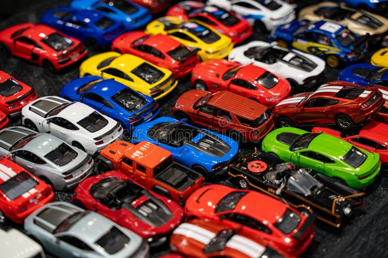 Vista de cerca de coches de modelo en miniatura. foto de archivo