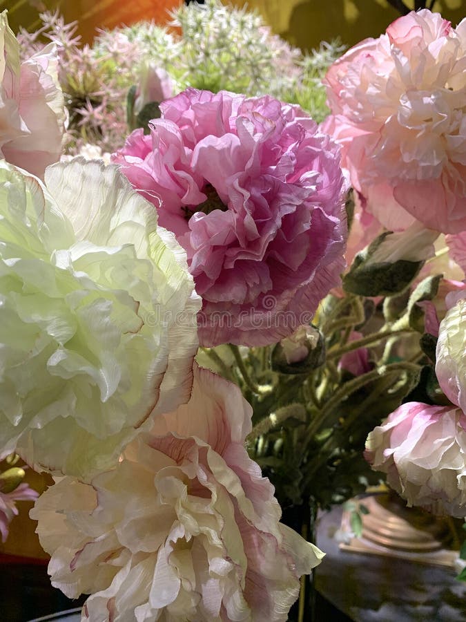 Vista de cierre de un arreglo de flor artificial falso foto de archivo