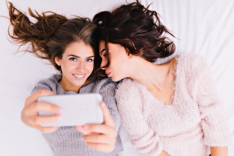 A Vista De Cima De Duas Meninas Bonitas No Inverno Wollen As Camisetas Que Fazem O Retrato Do 