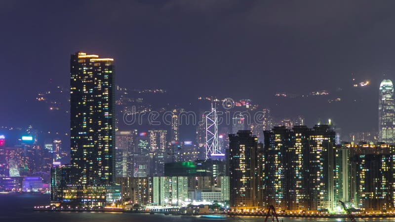 Vista de cima de hong kong na vista aérea noturna da baía de kowloon no centro da cidade timedse