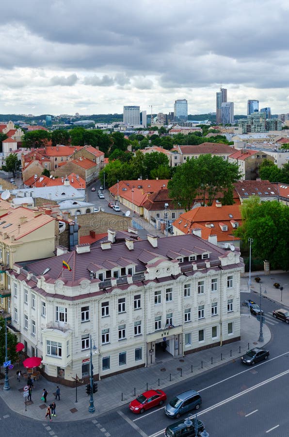 Vista de cima na cidade e dos prédios velhos cidade, Vilnius, Lituânia fotografia de stock royalty free Vista de cima na cidade e dos prédios velhos cidade, Vilnius, Lituânia fotografia de stock royalty free