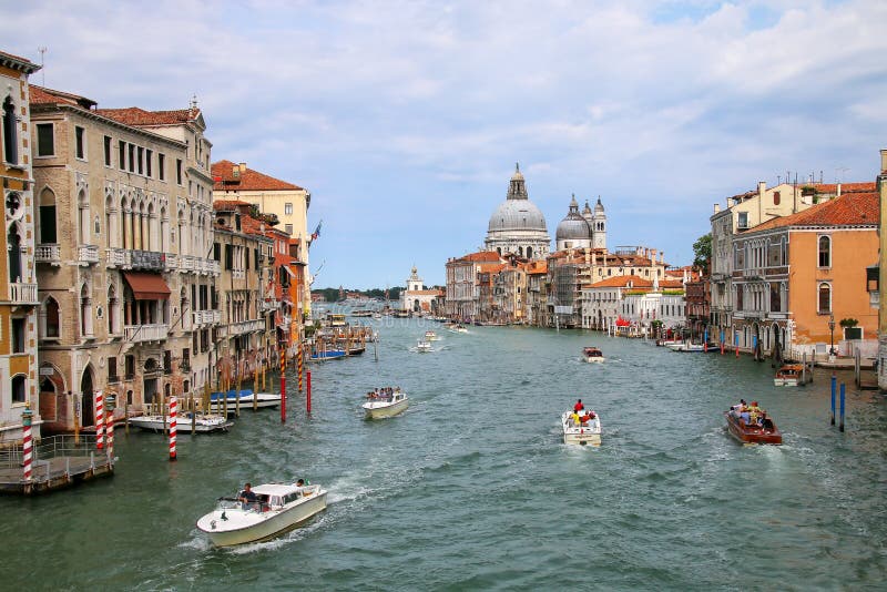 Vista de di Santa Maria della Salute de Grand Canal e da basílica dentro imagens de stock Vista de di Santa Maria della Salute de Grand Canal e da basílica dentro imagens de stock