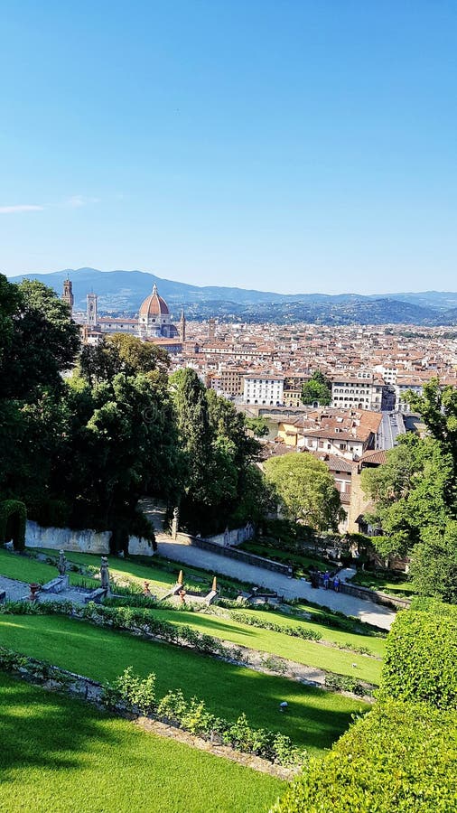 Vista de Florencia, Italia, de un jardín de la cumbre foto de archivo libre de regalías Vista de Florencia, Italia, de un jardín de la cumbre foto de archivo libre de regalías