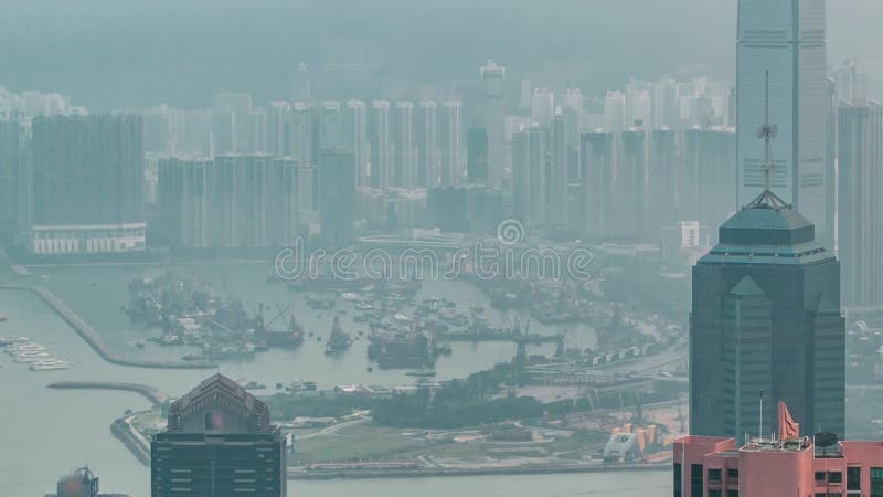 Vista de hong kong do pico de victoria em um timedse de manhã nebuloso.