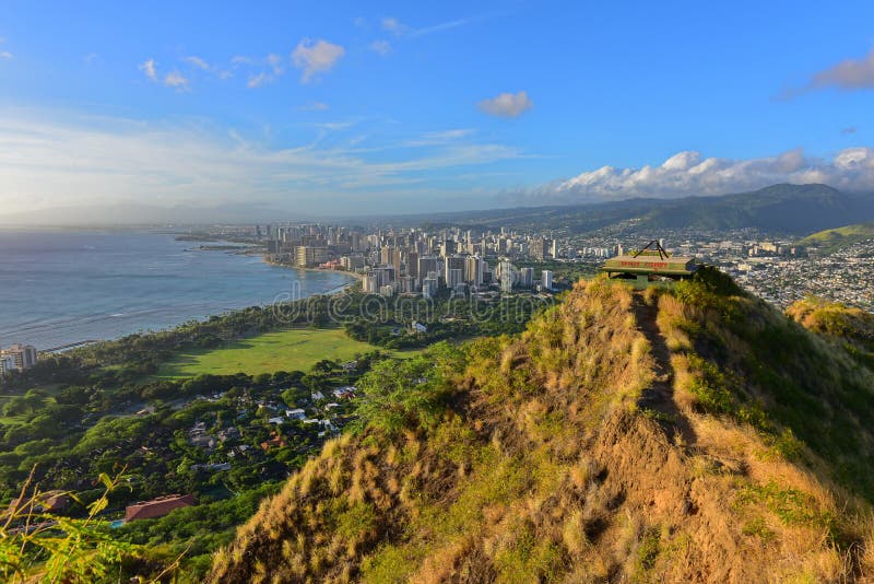 A vista de Honolulu e Waikiki encalham a área da cimeira de Diamond Head fotografia de stock royalty free A vista de Honolulu e Waikiki encalham a área da cimeira de Diamond Head fotografia de stock royalty free