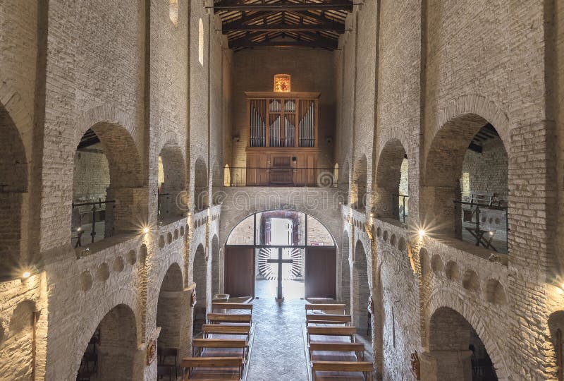 Vista de iglesia carolingiana al fresco medieval arquitectura italiana imagenes de archivo