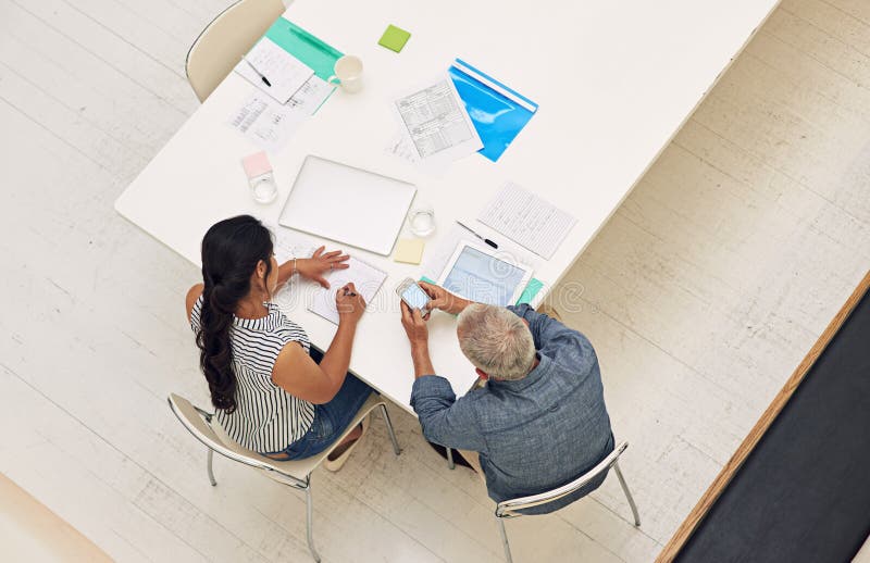 Vista de inicio y planificación de personas con trabajo en equipo telefónico y análisis de costos de renovación. Escribir document imagen de archivo