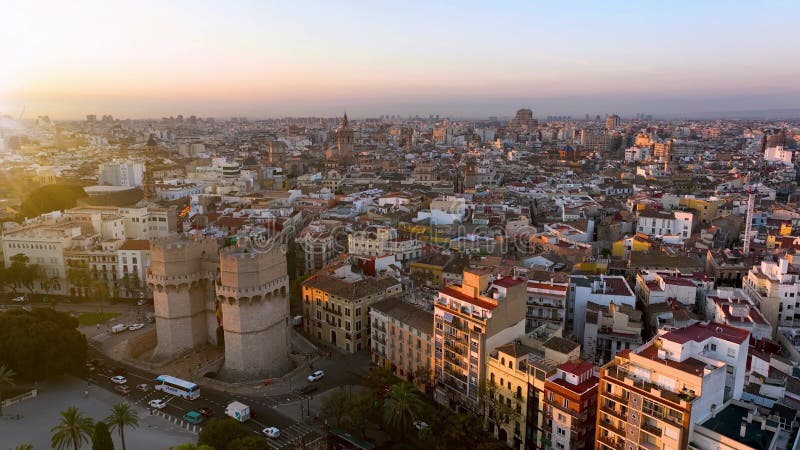 Vista de 4 k de valencia españa. metraje aéreo del campanario miguelet