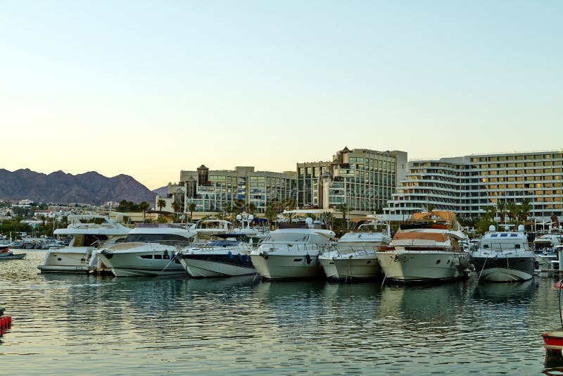 Vista de la bah?a de Eilat con los yates foto de archivo Vista de la bah?a de Eilat con los yates foto de archivo