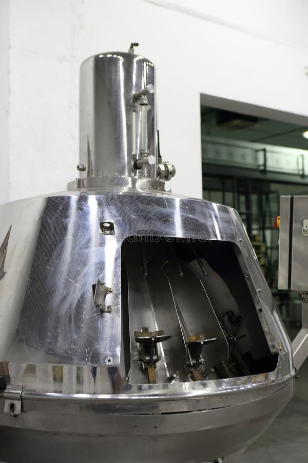 Vista de la botella vieja de la máquina de rellenar imágenes de archivo libres de regalías Vista de la botella vieja de la máquina de rellenar imágenes de archivo libres de regalías