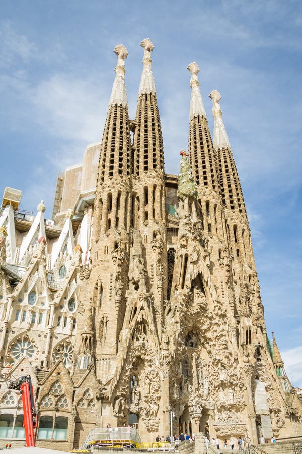 Vista de la catedral de Sagrada Familia, diseñada por Antoni Gaudi, foto de archivo Vista de la catedral de Sagrada Familia, diseñada por Antoni Gaudi, foto de archivo