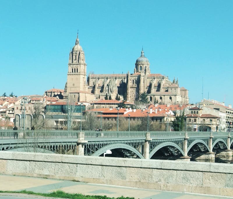 Vista de la catedral de Salamanca del coche, España fotografía de archivo libre de regalías Vista de la catedral de Salamanca del coche, España fotografía de archivo libre de regalías