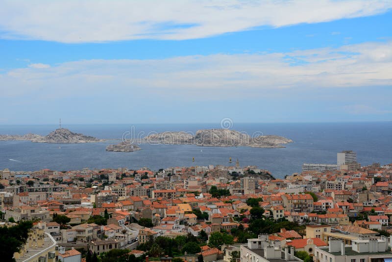 Vista de la ciudad, de la bahía y del ` del castillo francés d si, Marsella, Francia fotos de archivo libres de regalías Vista de la ciudad, de la bahía y del ` del castillo francés d si, Marsella, Francia fotos de archivo libres de regalías