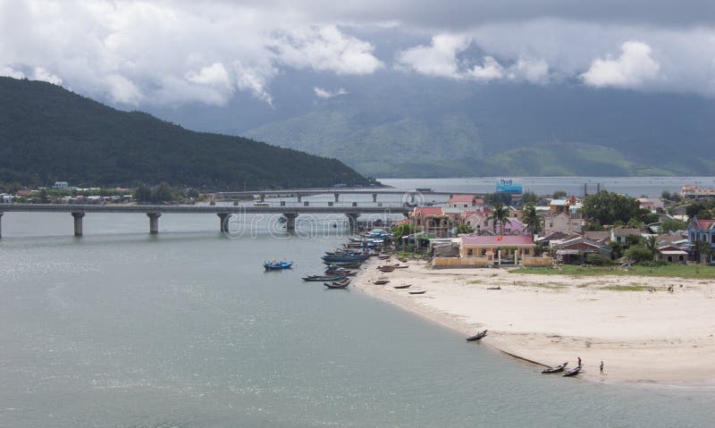 Vista de la ciudad en tonalidad, Vietnam de Lang Co foto de archivo libre de regalías Vista de la ciudad en tonalidad, Vietnam de Lang Co foto de archivo libre de regalías