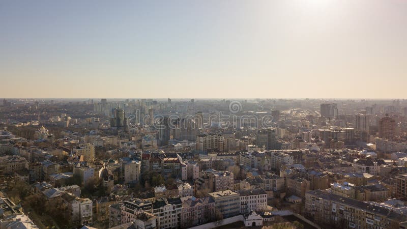 Vista de la ciudad de Kiev de una opinión del ojo del ` s del pájaro en primavera foto de archivo libre de regalías Vista de la ciudad de Kiev de una opinión del ojo del ` s del pájaro en primavera foto de archivo libre de regalías