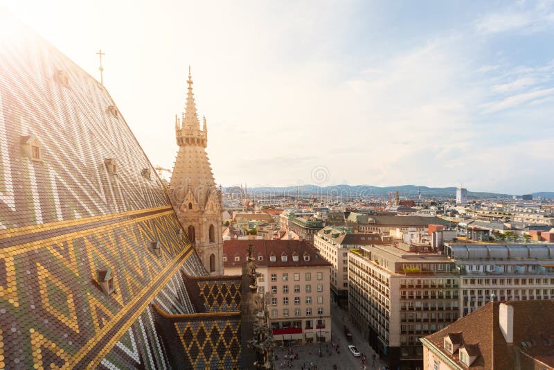 Vista de la ciudad de la plataforma de observaci?n de la catedral del ` s de St Stephen en Viena, Austria imagenes de archivo Vista de la ciudad de la plataforma de observaci?n de la catedral del ` s de St Stephen en Viena, Austria imagenes de archivo