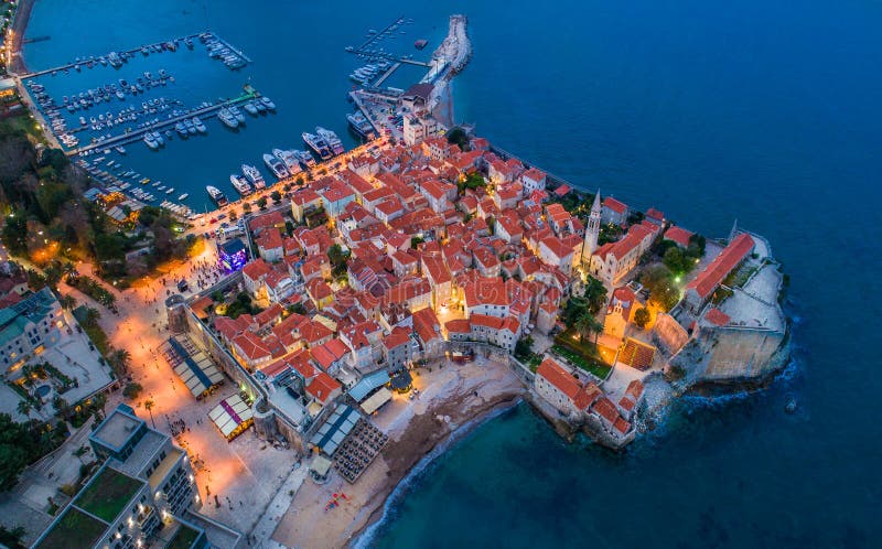 Vista de la ciudad vieja Budva en la noche foto de archivo libre de regalías Vista de la ciudad vieja Budva en la noche foto de archivo libre de regalías