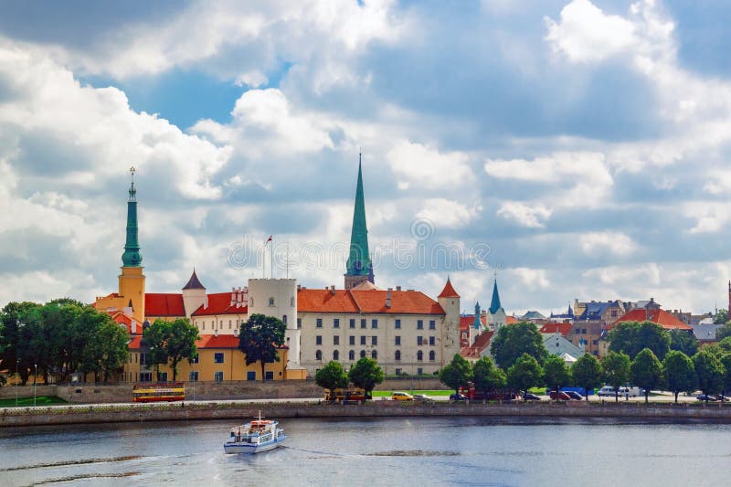 Vista de la ciudad vieja en Riga con el castillo del presidente letón fotografía de archivo libre de regalías Vista de la ciudad vieja en Riga con el castillo del presidente letón fotografía de archivo libre de regalías