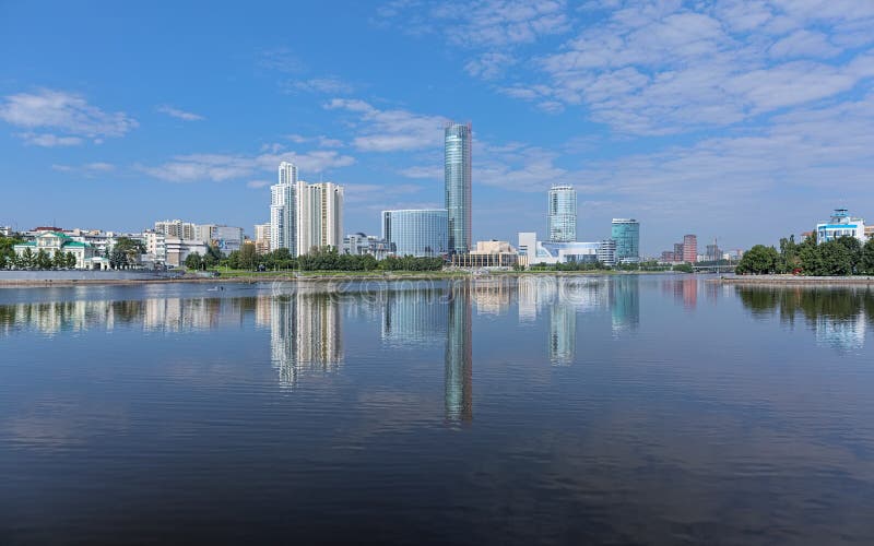 Vista de la Ekaterimburgo-ciudad de la charca de la ciudad, Rusia fotos de archivo libres de regalías Vista de la Ekaterimburgo-ciudad de la charca de la ciudad, Rusia fotos de archivo libres de regalías