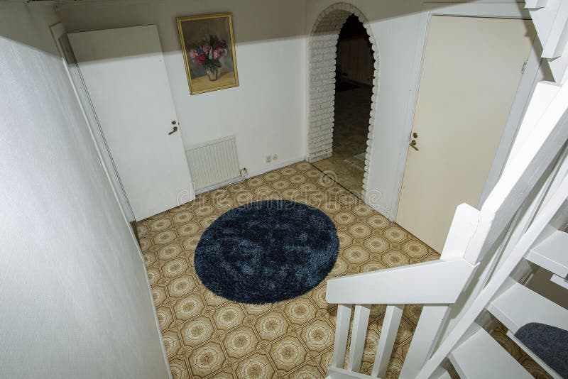 Vista de la escalera blanca que lleva al sótano con las paredes blancas fotografía de archivo libre de regalías Vista de la escalera blanca que lleva al sótano con las paredes blancas fotografía de archivo libre de regalías