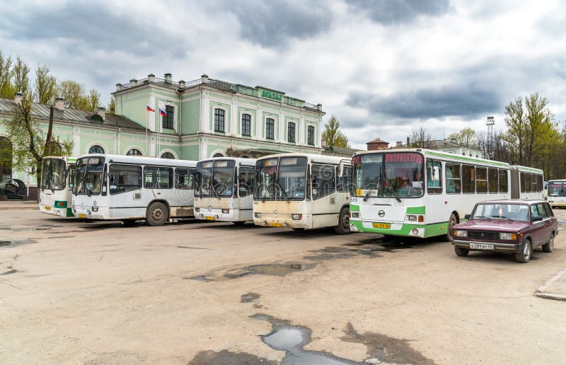 Vista de la estación de tren con los autobuses en los pasajeros que esperan cuadrados en Pskov, Rusia imagenes de archivo Vista de la estación de tren con los autobuses en los pasajeros que esperan cuadrados en Pskov, Rusia imagenes de archivo