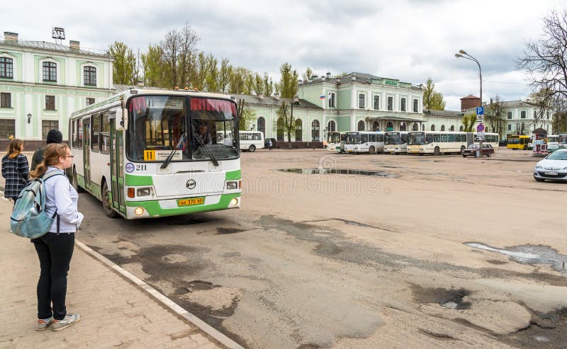 Vista de la estación de tren con los autobuses en los pasajeros que esperan cuadrados en Pskov, Rusia imagen de archivo Vista de la estación de tren con los autobuses en los pasajeros que esperan cuadrados en Pskov, Rusia imagen de archivo