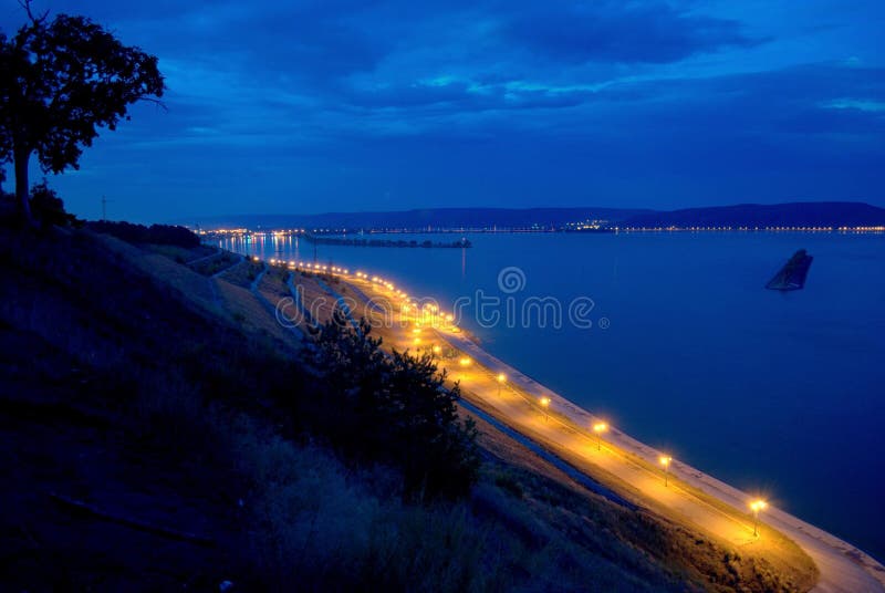 Vista de la mañana del terraplén del Volga en el distrito Komsomolsky de la ciudad de Togliatti imágenes de archivo libres de regalías Vista de la mañana del terraplén del Volga en el distrito Komsomolsky de la ciudad de Togliatti imágenes de archivo libres de regalías