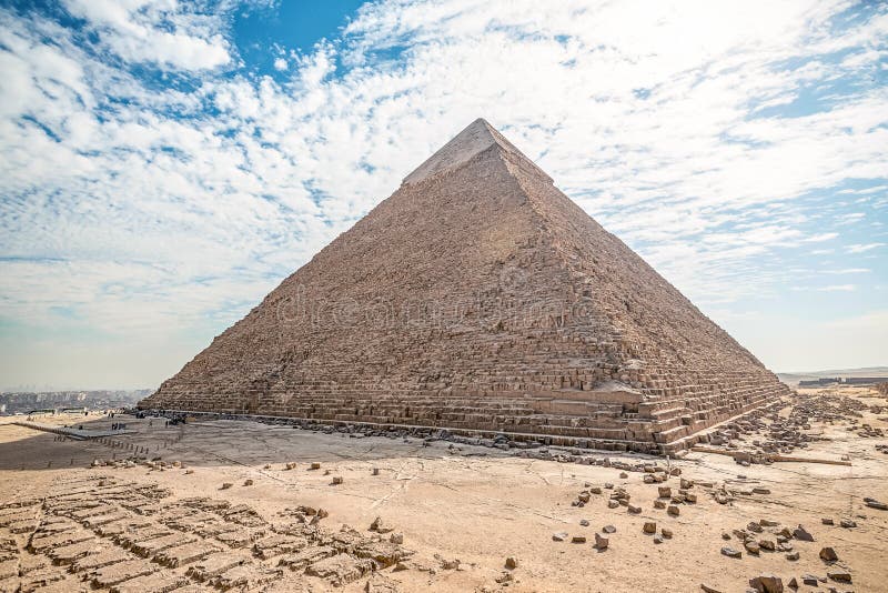 Vista de la pirámide increíblemente majestuosa de los cheops en un día soleado en el desierto con ruinas antiguas
