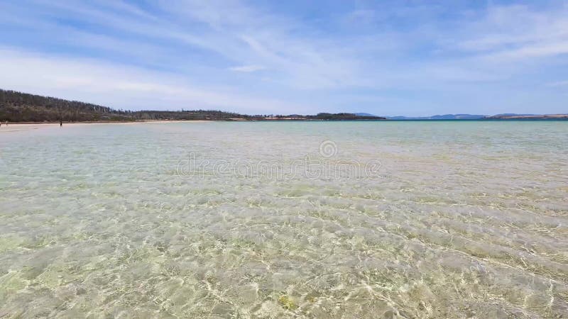 Vista de la playa de Dunalley en Tasmania, Australia con bancos de arena y aguas poco profundas y prístinas