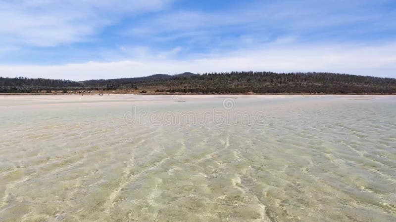 Vista de la playa de Dunalley en Tasmania, Australia con bancos de arena y aguas poco profundas y prístinas