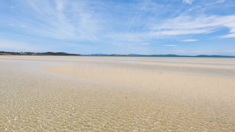 Vista de la playa de Dunalley en Tasmania, Australia con bancos de arena y aguas poco profundas y prístinas