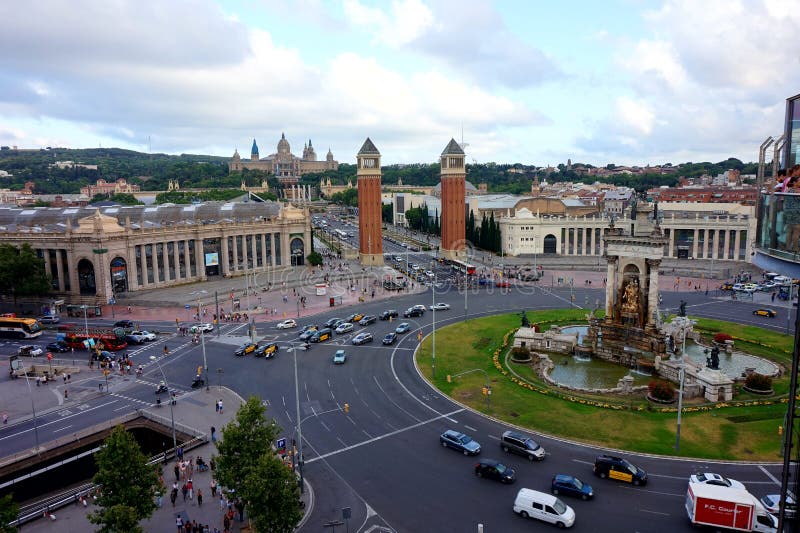 Vista de la plaza de España en Barcelona, del tejado del centro comercial de la arena fotos de archivo libres de regalías Vista de la plaza de España en Barcelona, del tejado del centro comercial de la arena fotos de archivo libres de regalías