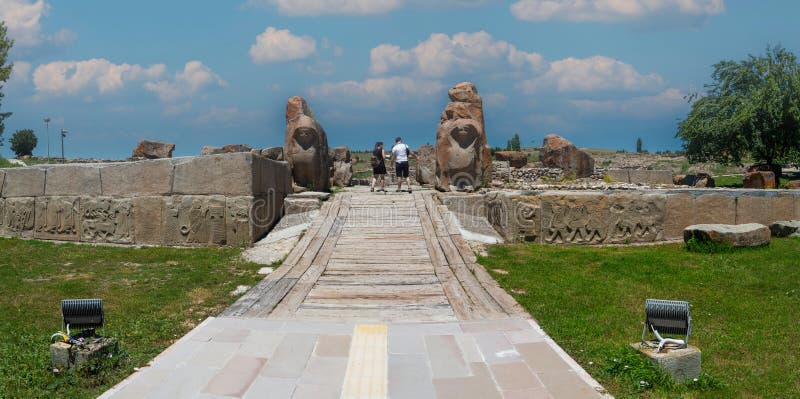 Vista Lateral Do Portão De Esfinge Em Hattusa, Uma Cidade Antiga Localizada  Perto De Bogazale Moderno Na Província Do Coro De Turk Foto de Stock -  Imagem de escultura, pedra: 255079190