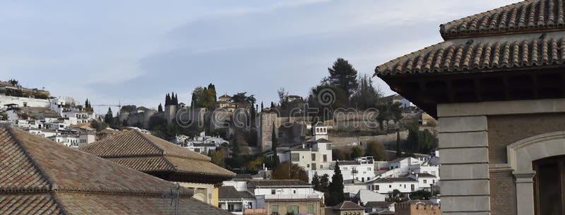 Vista de la puerta y del palacio en Granada imagenes de archivo Vista de la puerta y del palacio en Granada imagenes de archivo
