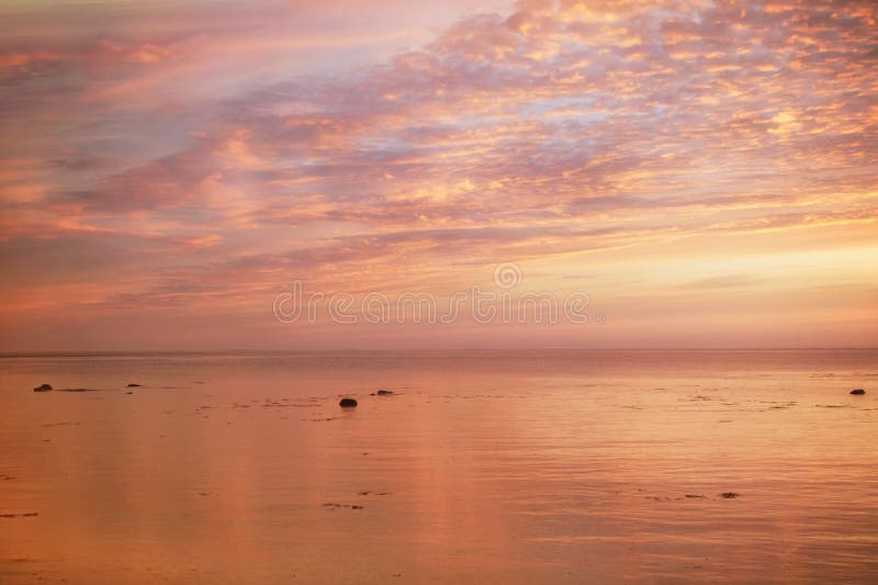 Vista de la puesta del sol hermosa sobre el mar en púrpura, oro y rosa fotos de archivo libres de regalías Vista de la puesta del sol hermosa sobre el mar en púrpura, oro y rosa fotos de archivo libres de regalías