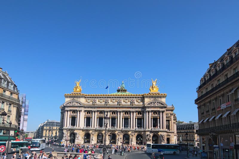 Vista de la ópera de nacional París La ópera Garnier de la gran ópera es edificio neo-barroco famoso en París foto de archivo libre de regalías Vista de la ópera de nacional París La ópera Garnier de la gran ópera es edificio neo-barroco famoso en París foto de archivo libre de regalías