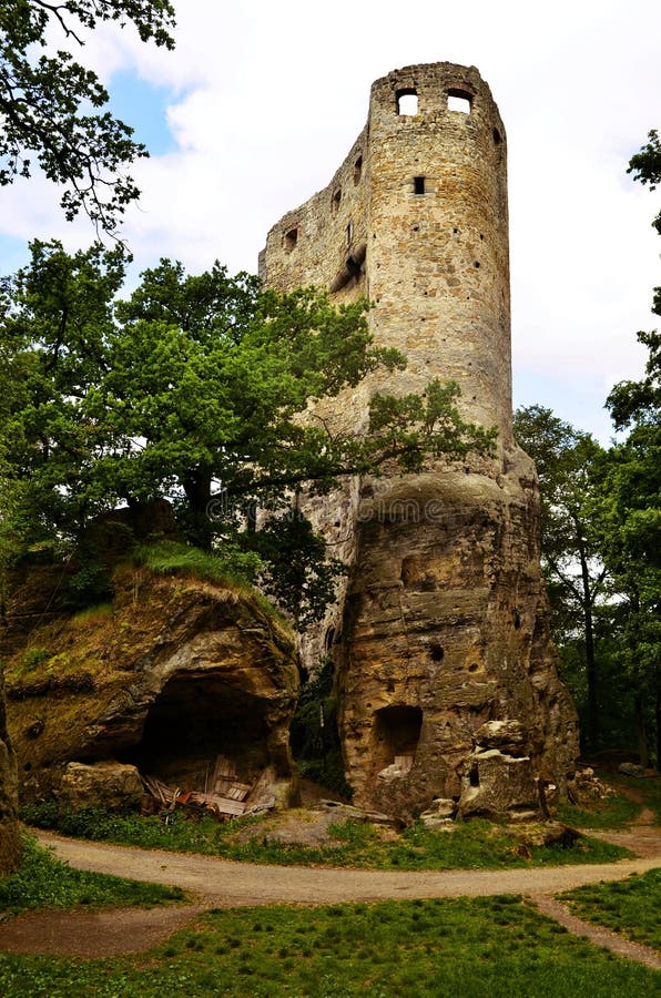 Vista de las ruinas de las ruinas del castillo del ov del de ValeÄ imagenes de archivo Vista de las ruinas de las ruinas del castillo del ov del de ValeÄ imagenes de archivo