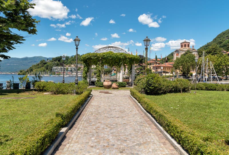 A vista de Laveno Mombello, é o capital do turismo da costa oriental do lago Maggiore na província de Varese foto de stock royalty free A vista de Laveno Mombello, é o capital do turismo da costa oriental do lago Maggiore na província de Varese foto de stock royalty free