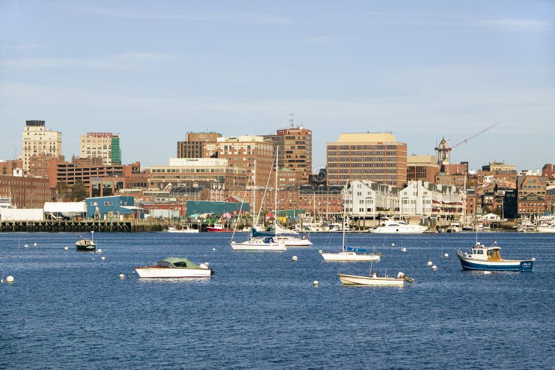 Vista de los barcos con el horizonte del sur de Portland, Portland, Maine del puerto de Portland fotos de archivo libres de regalías Vista de los barcos con el horizonte del sur de Portland, Portland, Maine del puerto de Portland fotos de archivo libres de regalías