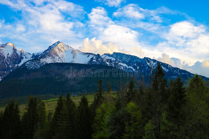 Vista de los mounains de Tatra Monta?as de Tatra por la ma?ana fotos de archivo Vista de los mounains de Tatra Monta?as de Tatra por la ma?ana fotos de archivo