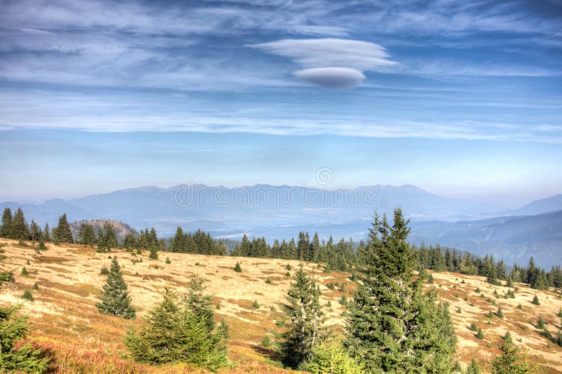 Vista de maior Fatra às montanhas altas de Tatras - Eslováquia imagem de stock Vista de maior Fatra às montanhas altas de Tatras - Eslováquia imagem de stock
