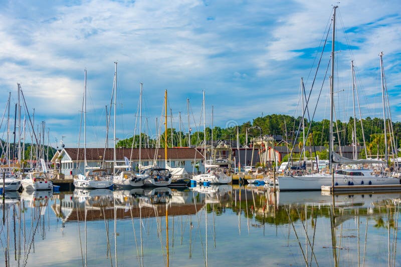 Vista de marina na cidade sueca henan
