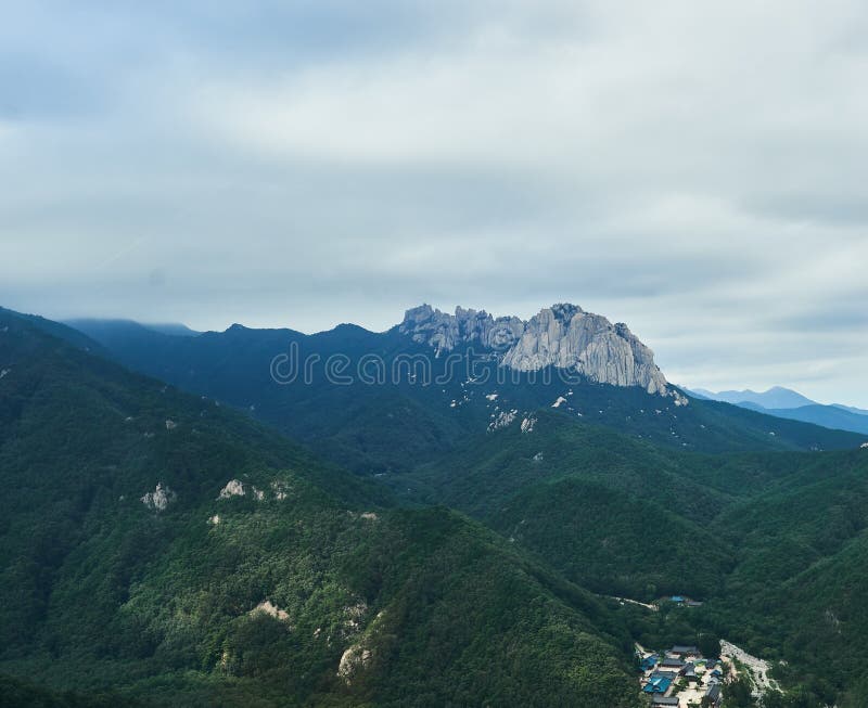 Vista de Mt Seolark visto desde arriba de Gwon-Geom-cantado en la Corea del Sur