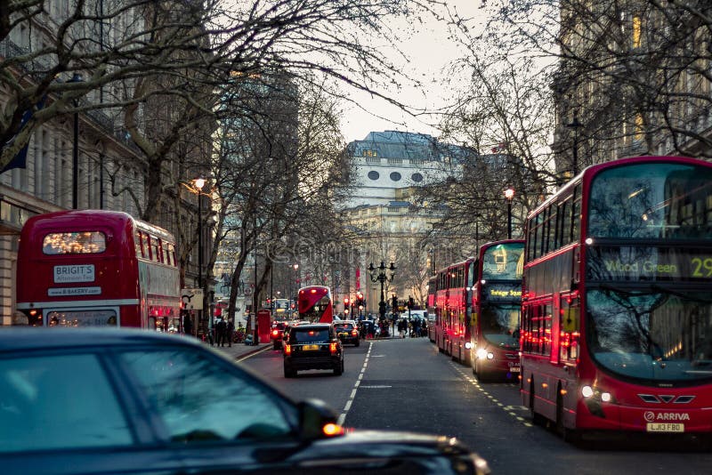 Vista de muchos autobús en las calles de Londres fotografía de archivo libre de regalías Vista de muchos autobús en las calles de Londres fotografía de archivo libre de regalías