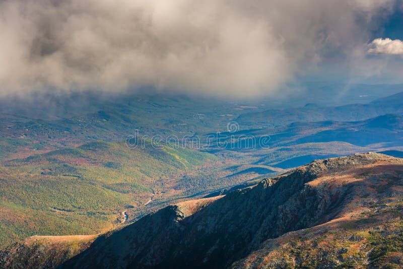 Vista de nubes bajas sobre las montañas distantes del soporte Washington, fotos de archivo libres de regalías Vista de nubes bajas sobre las montañas distantes del soporte Washington, fotos de archivo libres de regalías
